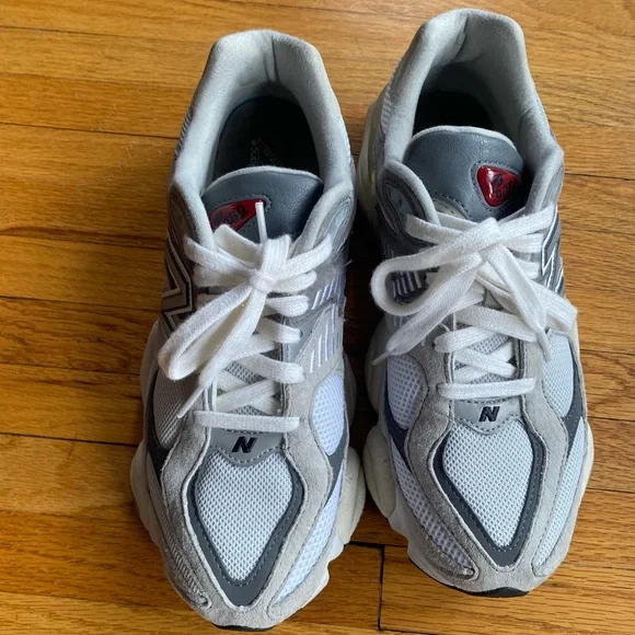 New Balance Silver 9060 | 8.5 Womens - Picture 2 of 4